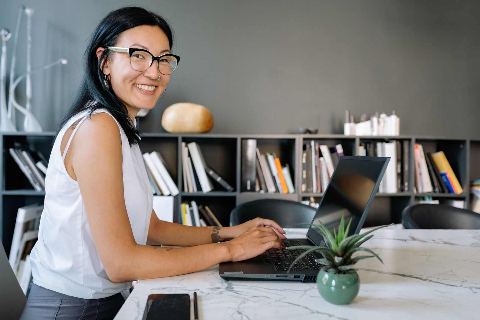 Stock photo of a businesswoman working at her desk, representing the busy professionals Foodiefitcoach coaches